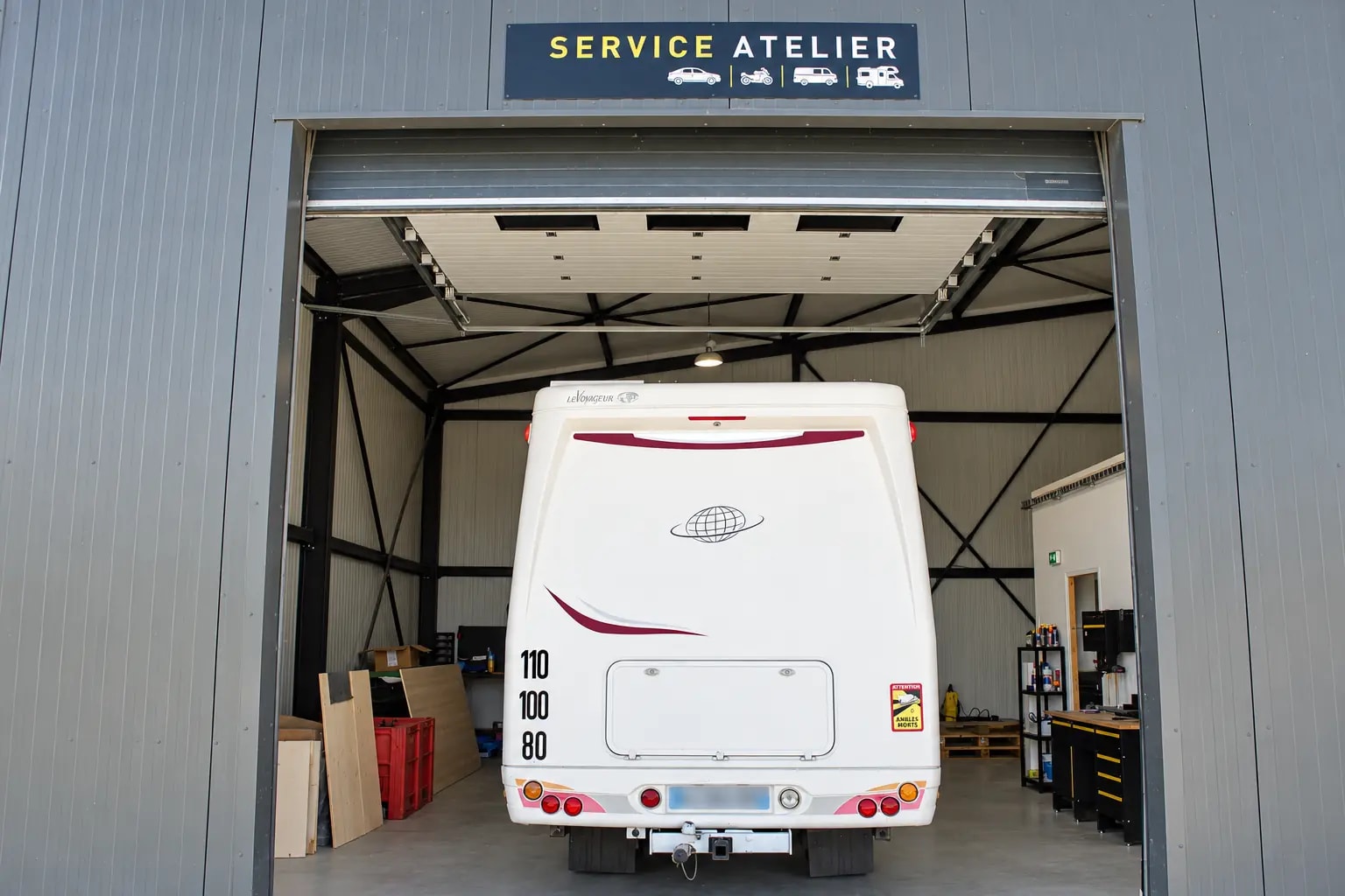 Camping-car dans la baie de l'atelier ONE BATT