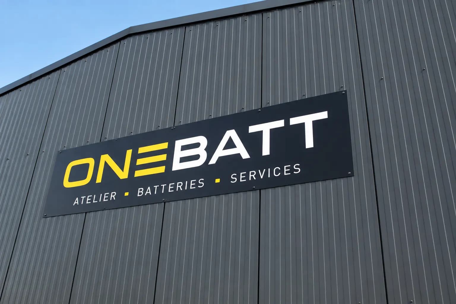 Enseigne ONE BATT sur la façade de l'atelier à Villeneuve-lès-Béziers